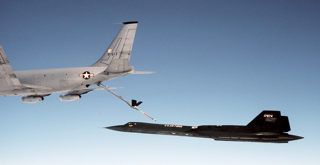 A Lockheed SR-71 takes on fuel from a Boeing KC-135Q during a flight in 1983